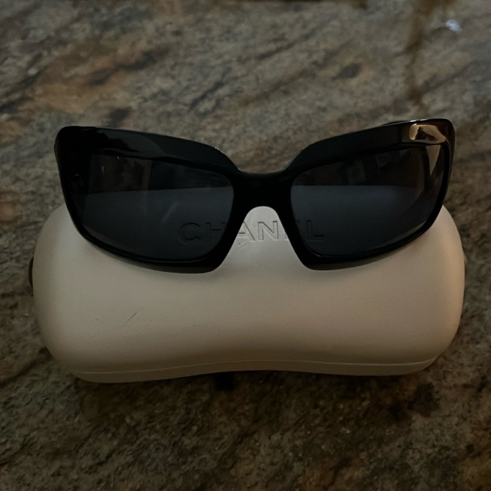 CHANEL Mother Pearl 5076H black frame sunglasses. Like new. Case included.